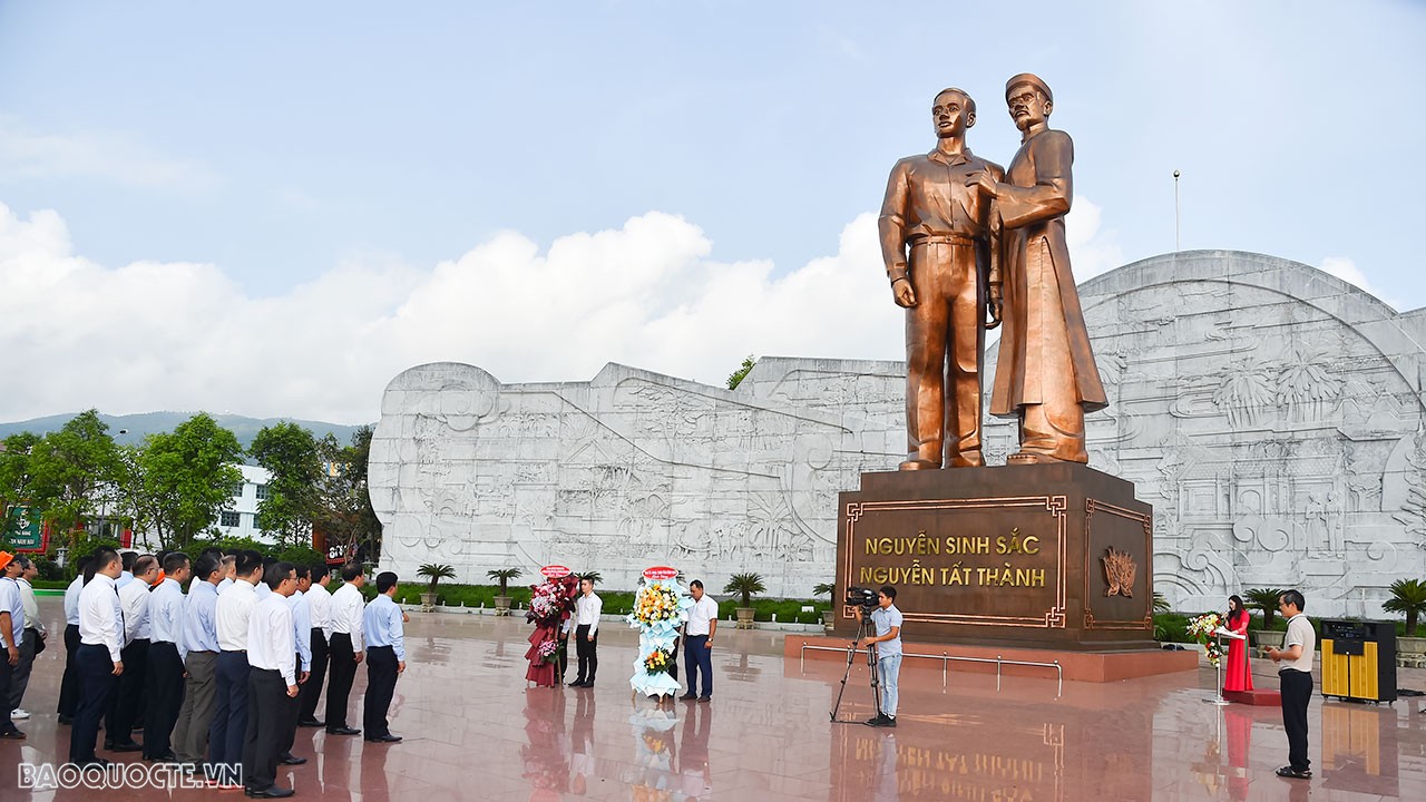 Bộ trưởng Ngoại giao Bùi Thanh Sơn dâng hương tại Tượng đài Nguyễn Sinh Sắc-Nguyễn Tất Thành, thăm Sở Ngoại vụ tỉnh Bình Định