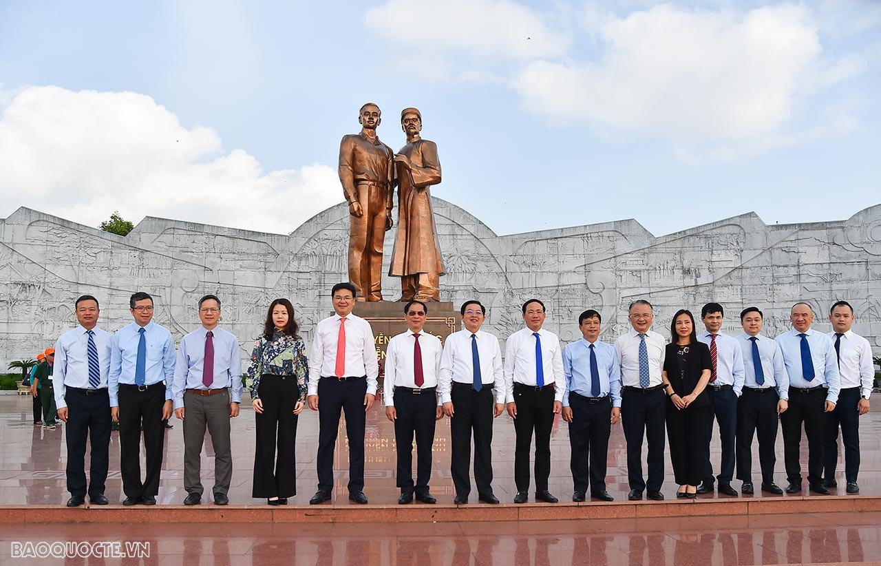 Bộ trưởng Ngoại giao Bùi Thanh Sơn thăm và làm việc tại Sở Ngoại vụ tỉnh Bình Định