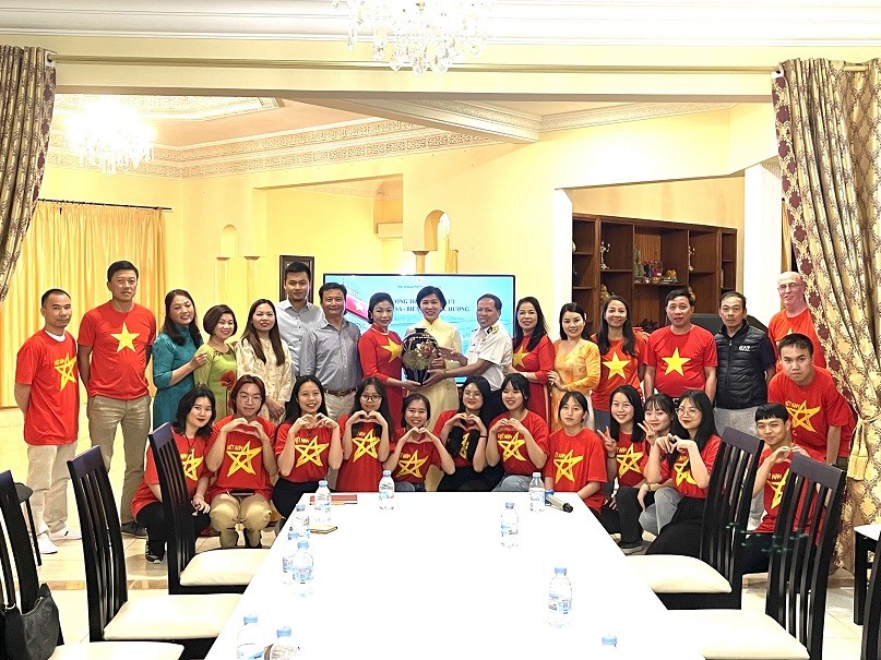 cán bộ, nhân viên Đại sứ quán, sinh viên và đại diện cộng đồng người Việt Nam tại Morocco 