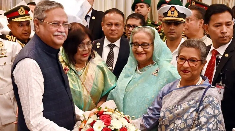 Tổng thống đắc cử của Bangladesh Mohammed Shahabuddin (trái) nhận vòng hoa từ Thủ tướng Bangladesh Sheikh Hasina (2 phải) trong buổi lễ tuyên thệ tại dinh tổng thống ở Dhaka. (AFP)