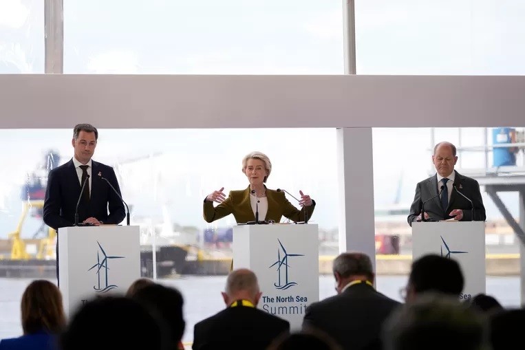 EU đã làm gì để ‘thoát Nga’ về năng lượng? Thủ tướng Alexander De Croo, Chủ tịch Ủy ban châu Âu Ursula von der Leyen và Thủ tướng Đức Olaf Scholz tại Ostend. (Nguồn: AP)