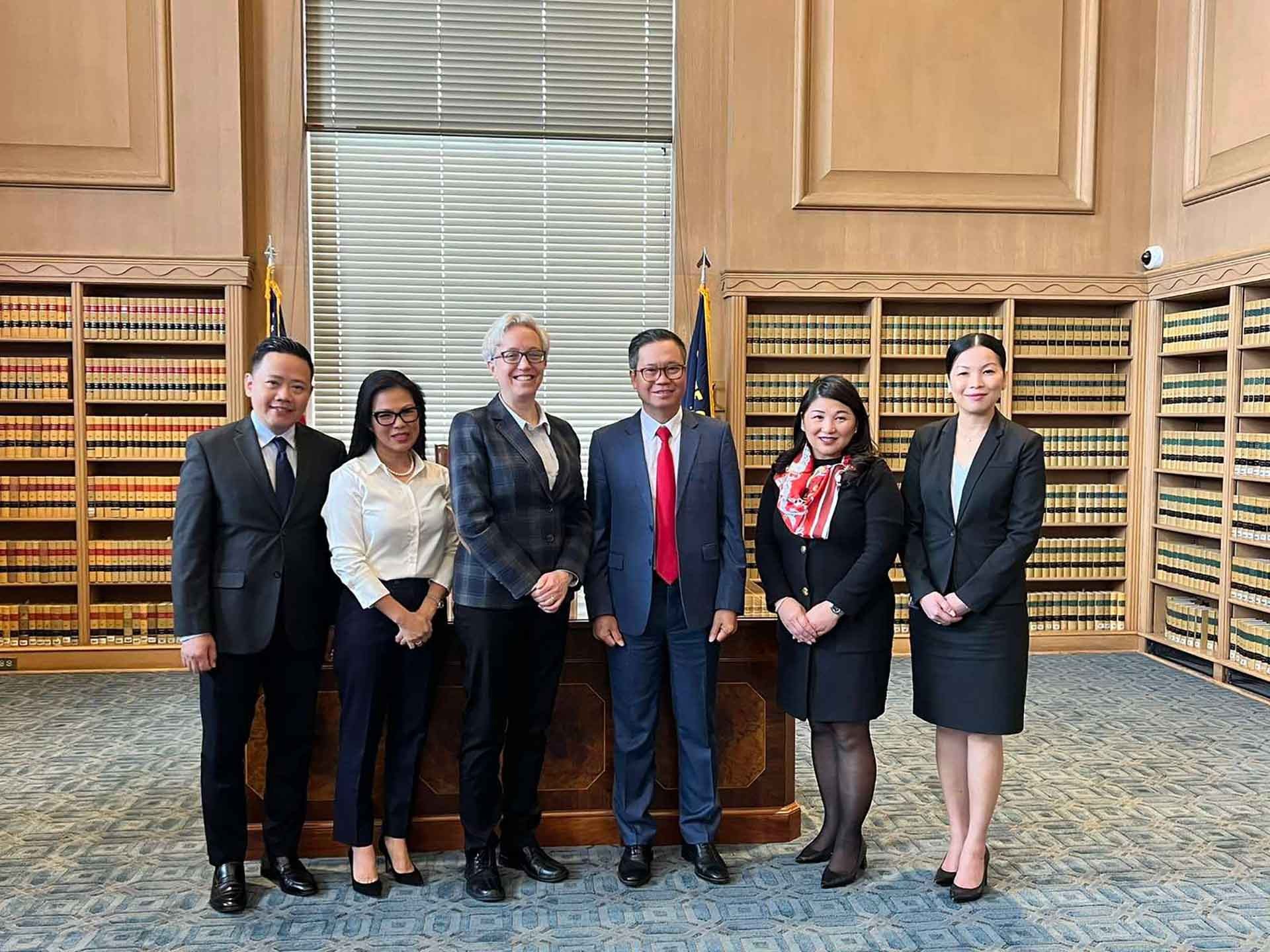 Tổng lãnh sự Hoàng Anh Tuấn và Thống đốc bang Oregon Tina Kotek cùng các đại biểu.