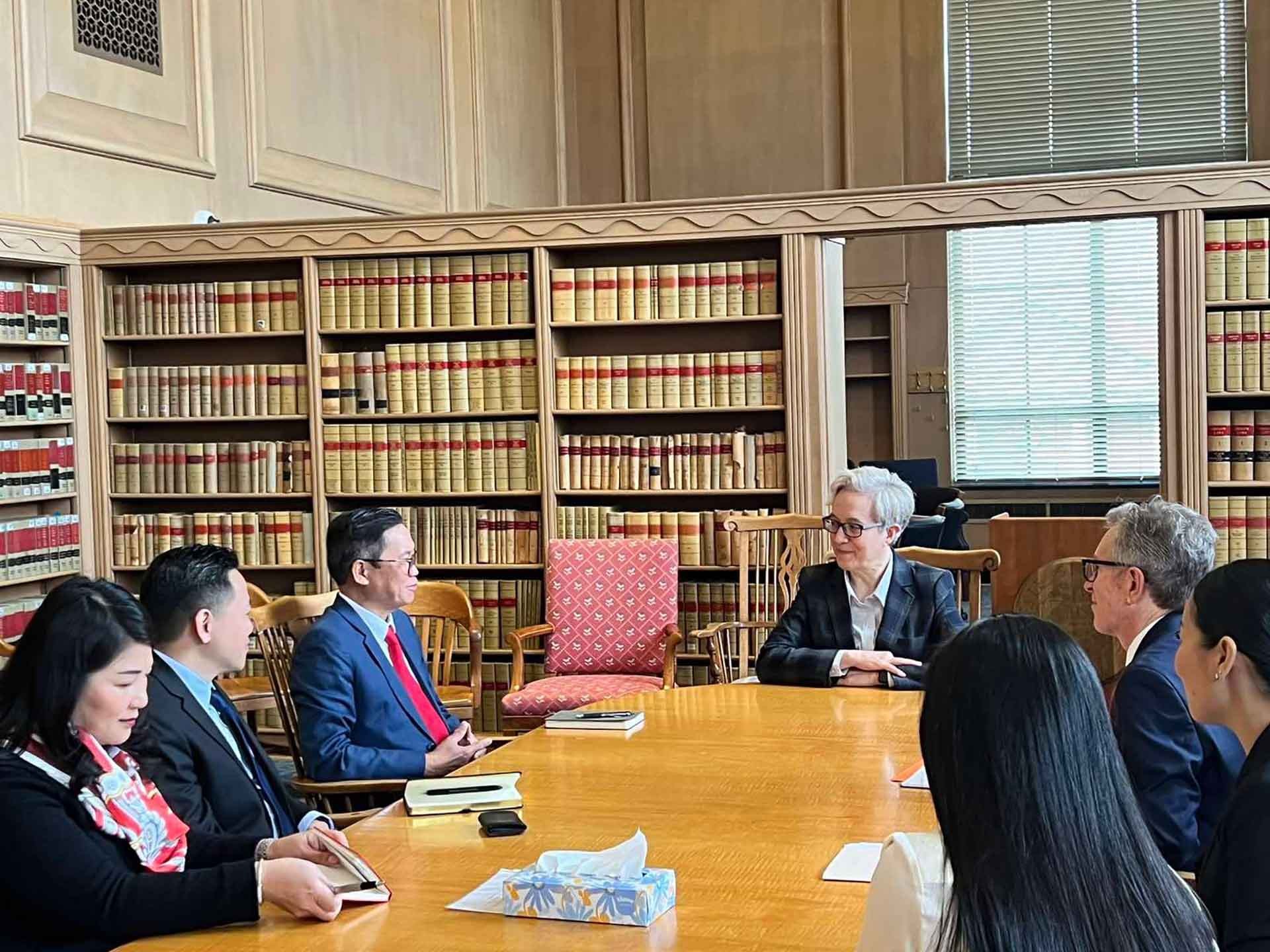 Tổng lãnh sự Hoàng Anh Tuấn gặp và trao đổi với Thống đốc bang Oregon Tina Kotek.
