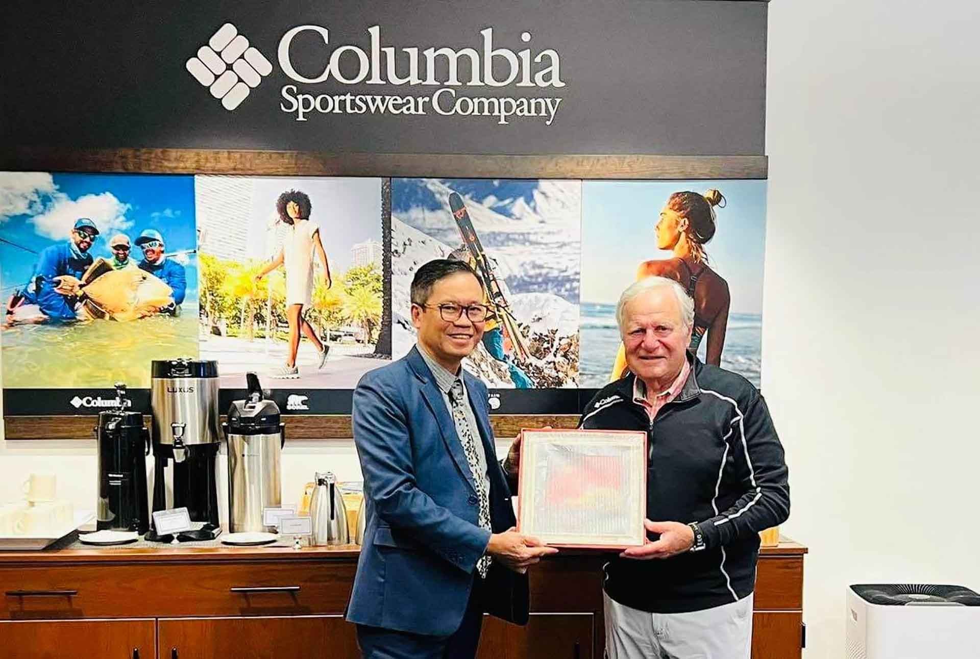 Tổng lãnh sự Hoàng Anh Tuấn làm việc với lãnh đạo Columbia Sportswear.