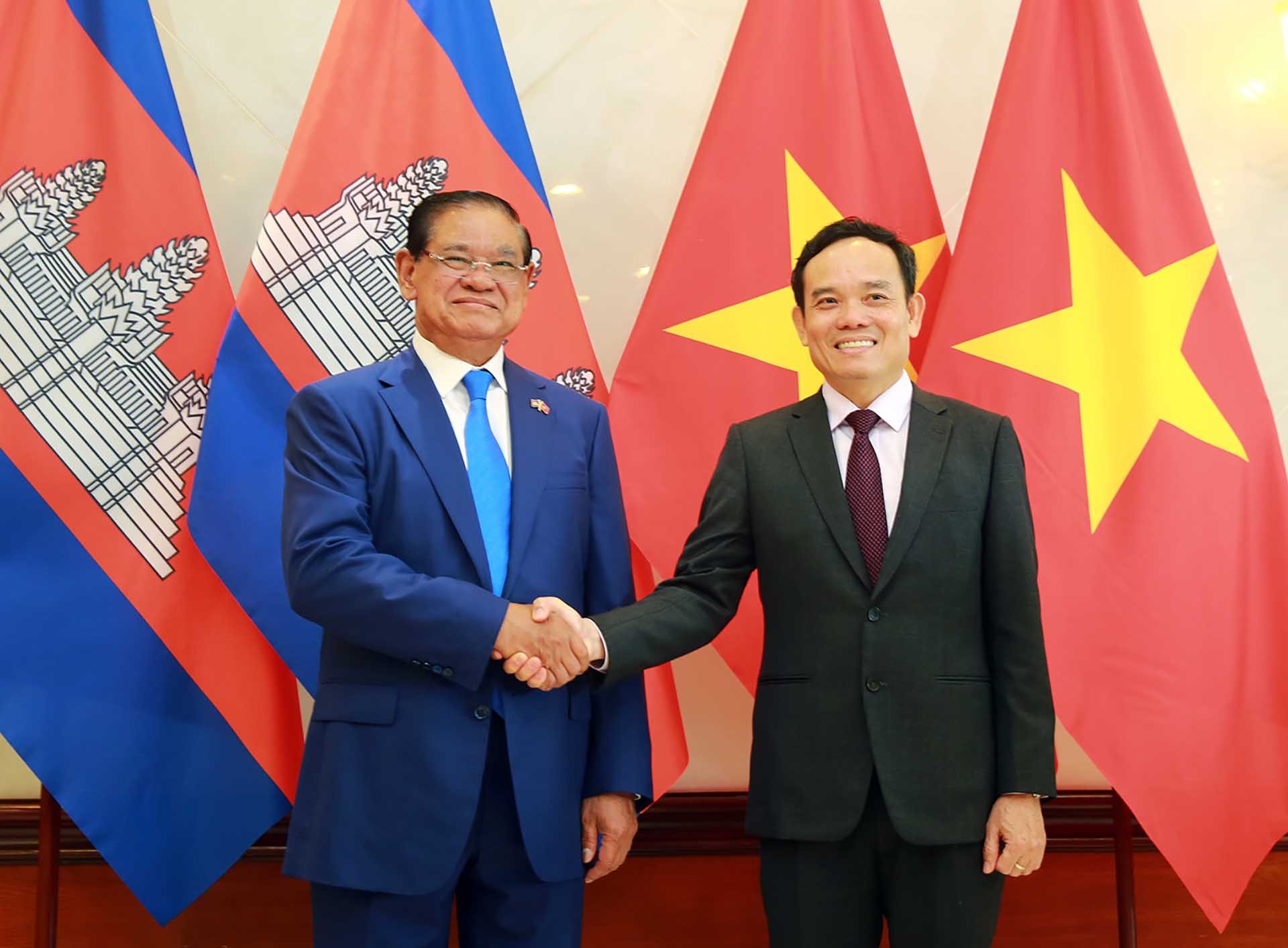 Phó Thủ tướng Trần Lưu Quang và Phó Thủ tướng, Bộ trưởng Bộ Nội vụ Vương quốc Campuchia Samdech Krolahom Sar Kheng.  (Nguồn: VGP)