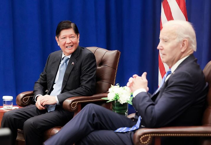 Ảnh trên, tổng thống Mỹ Joe Biden gặp gỡ người đồng cấp Philippines Ferdinand Marcos Jr. bên lề Đại hội đồng Liên Hợp Quốc ngày 22/9/2022. (The Summit Express)