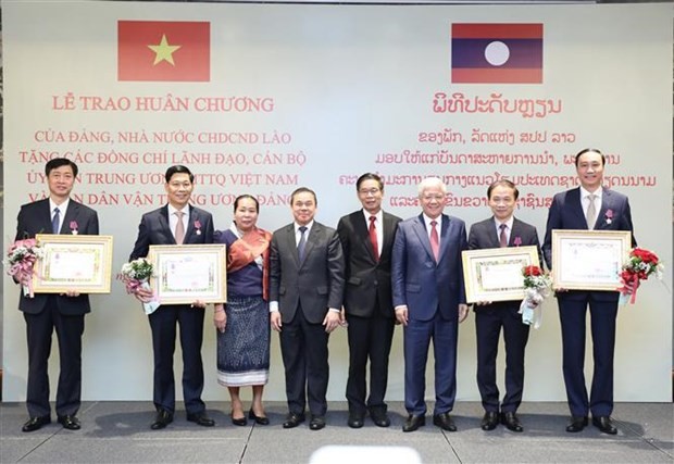 Laos honours leaders of Vietnam Fatherland Front, Mass Mobilisation Commission