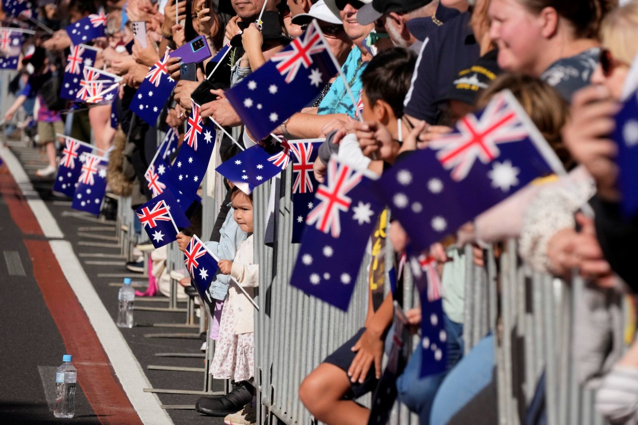 Người Australia xếp hàng trên đường để xem cuộc diễu hành Ngày Anzac ở Sydney, ngày 25/4. (Nguồn: AP)