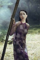 'Chim công làng múa' Linh Nga đẹp dịu dàng, e ấp làm mẫu bộ sưu tập thời trang mới