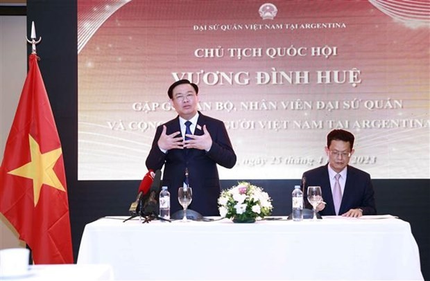 NA Chairman Vuong Dinh Hue met Vietnamese community in Argentina