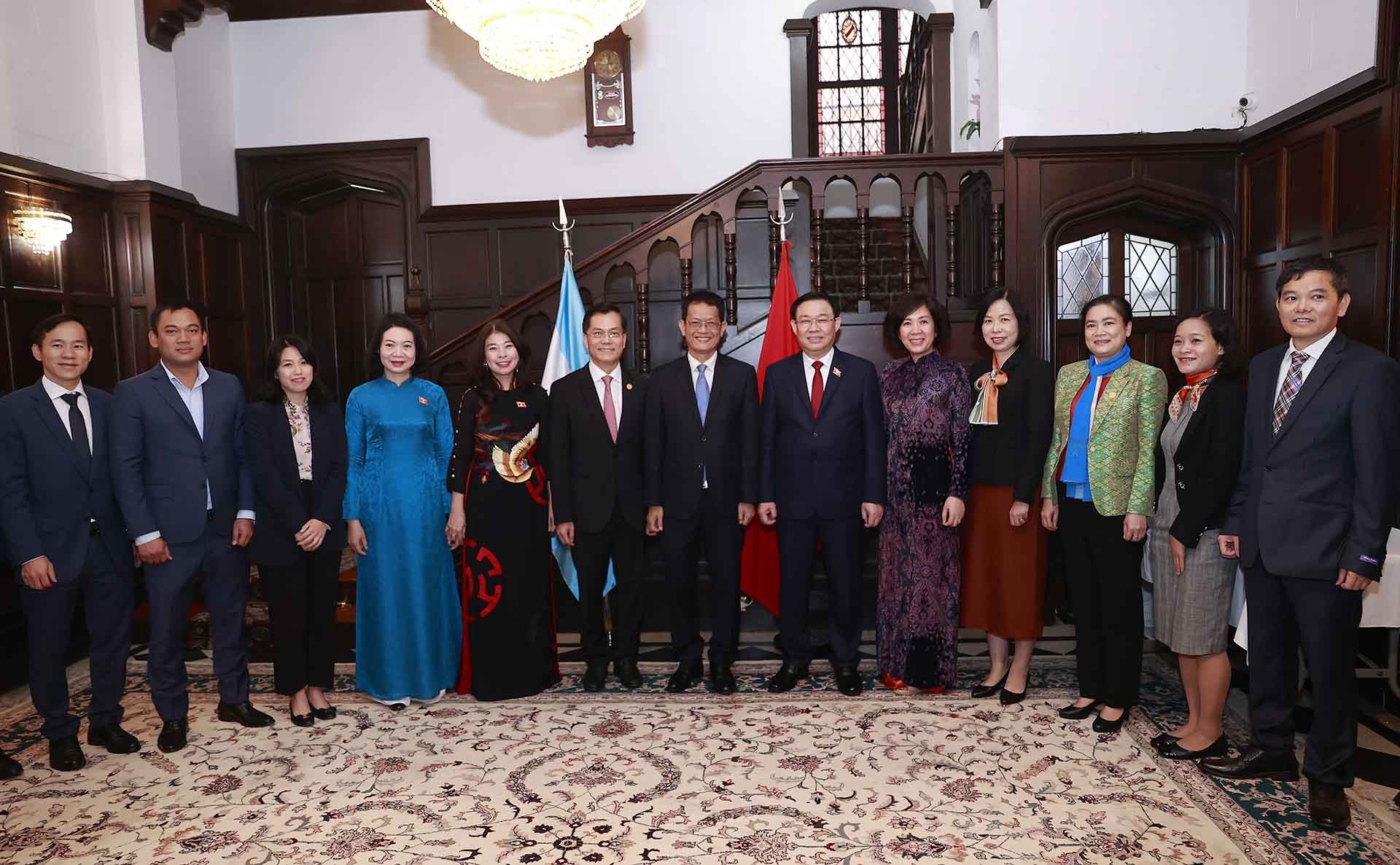 Chủ tịch Quốc hội gặp mặt cán bộ, nhân viên Đại sứ quán và cộng đồng người Việt Nam tại Argentina