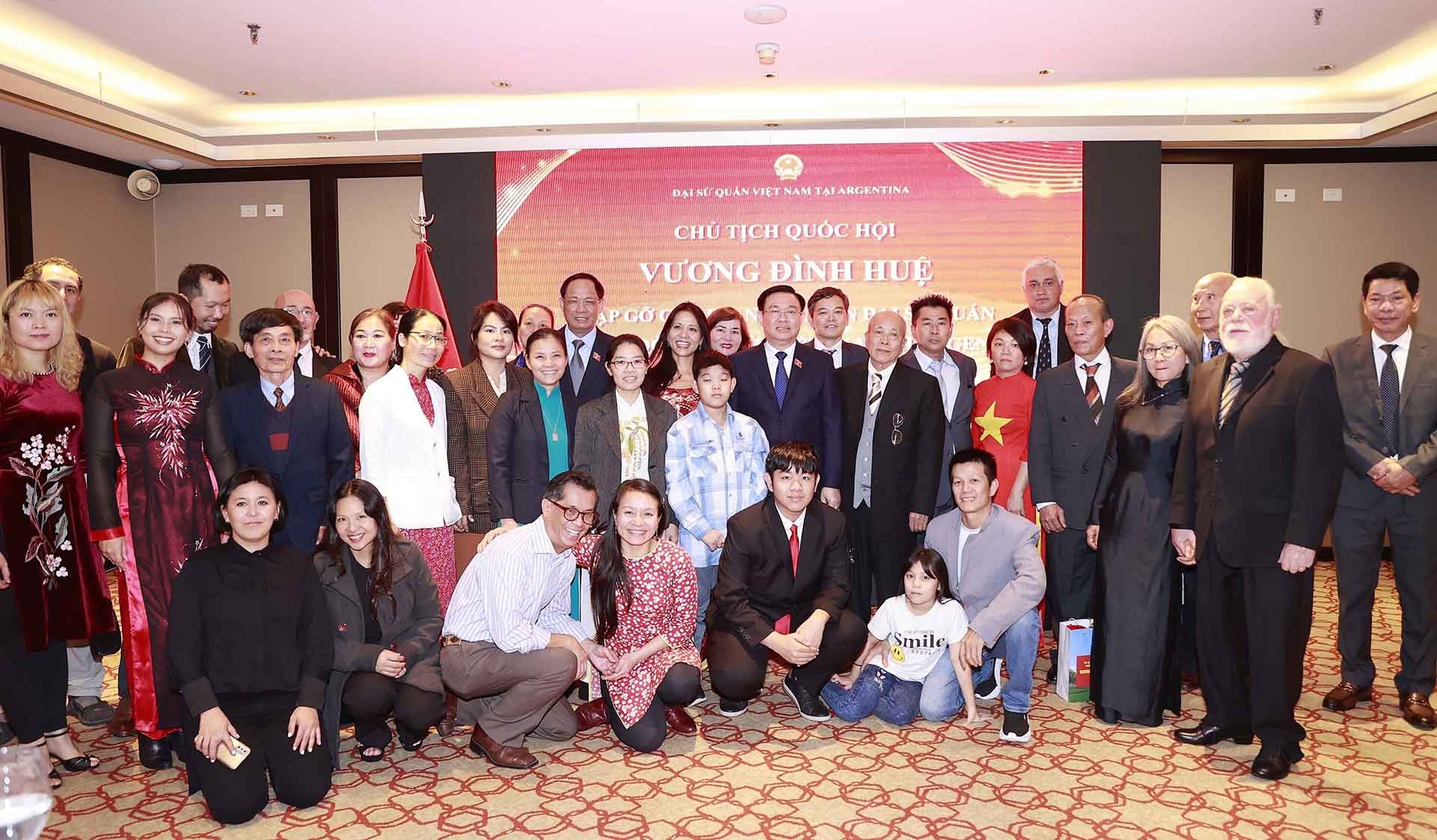 Chủ tịch Quốc hội gặp mặt cán bộ, nhân viên Đại sứ quán và cộng đồng người Việt Nam tại Argentina