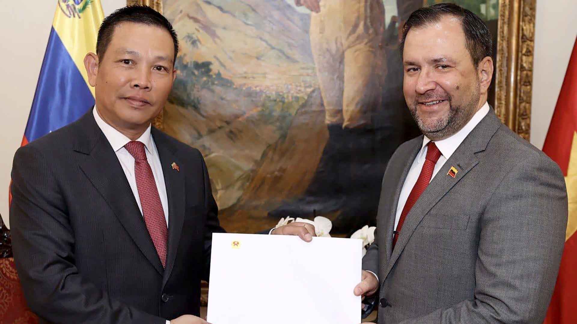 Đại sứ Vũ Trung Mỹ trình bản sao Thư ủy nhiệm lên Bộ trưởng Ngoại giao Venezuela