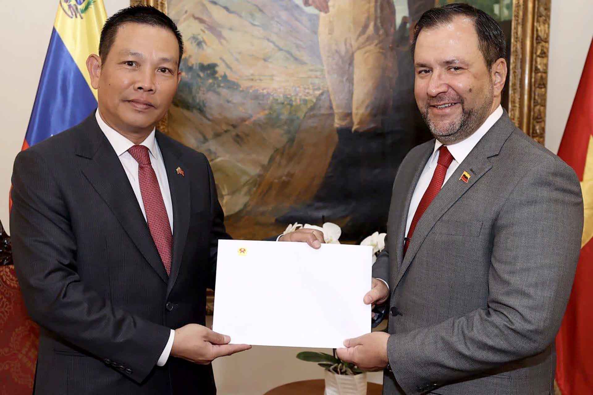 Đại sứ Vũ Trung Mỹ trình bản sao Thư ủy nhiệm của Chủ tịch nước Võ Văn Thưởng lên Bộ trưởng Ngoại giao Venezuela, Yván Gil Pinto. 