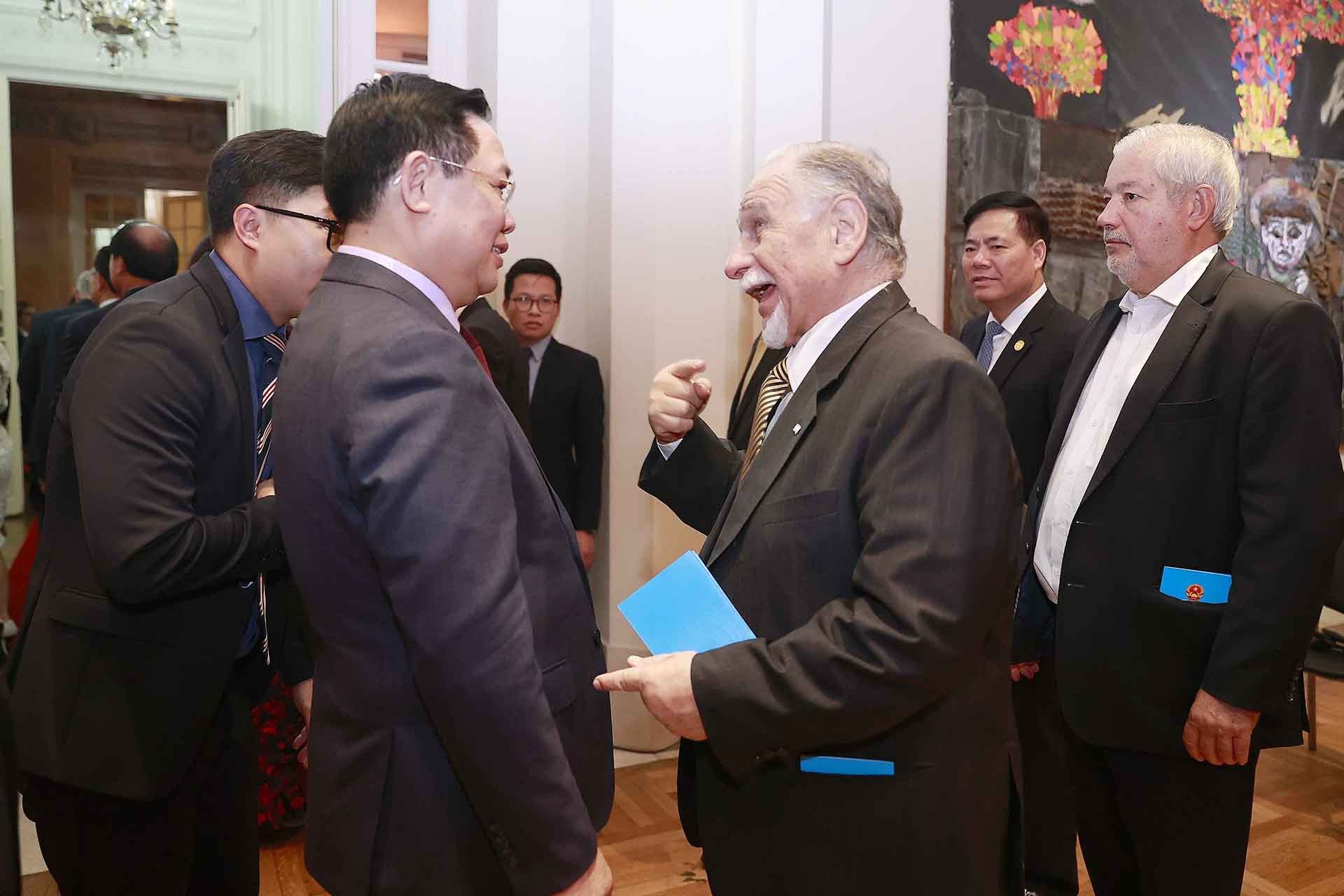 Chủ tịch Quốc hội Vương Đình Huệ với đại biểu. (Nguồn: TTXVN)