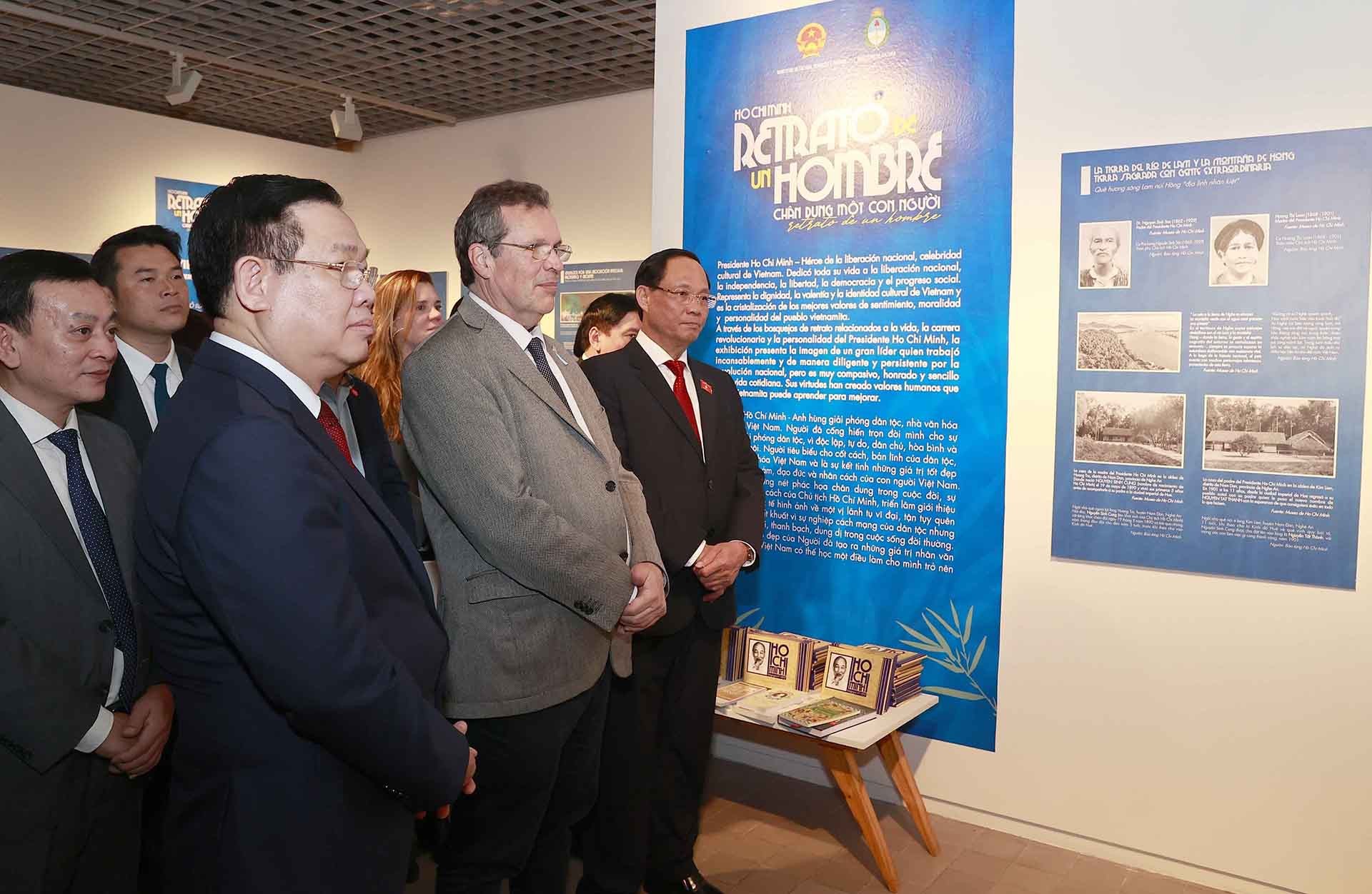 Chủ tịch Quốc hội Vương Đình Huệ tham quan Triển lãm ảnh “Hồ Chí Minh-Chân dung một con người”. (Nguồn: TTXVN)