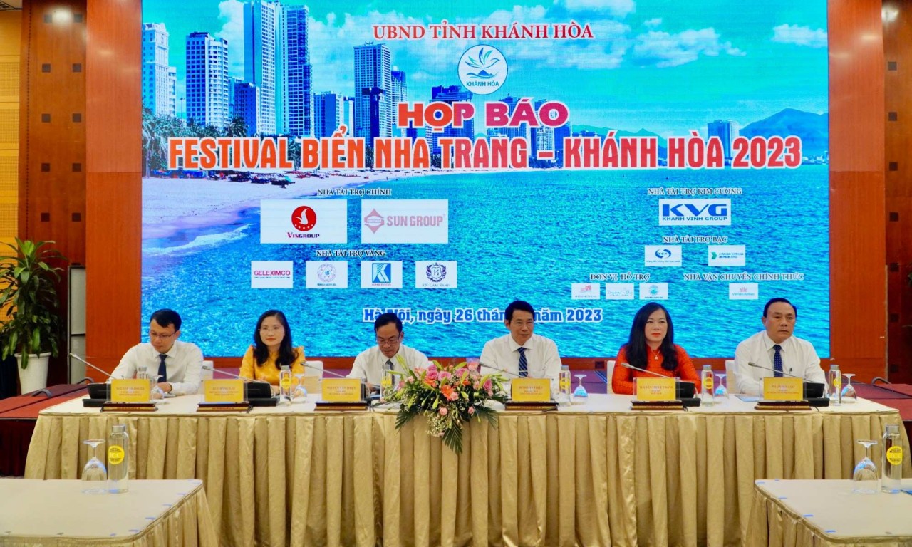 Đại biểu chủ trì buổi họp báo Festival Biển Nha Trang - Khánh Hòa 2023. (Ảnh: Việt Nguyễn)