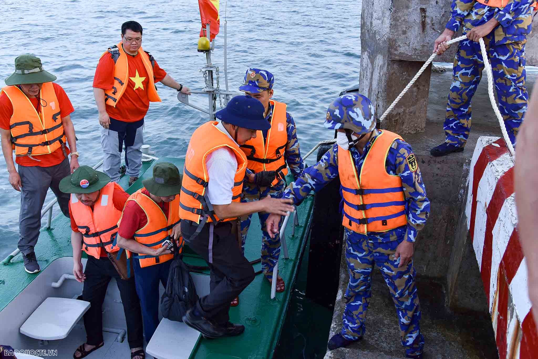 Với chủ đề “Tổ quốc niềm tin và khát vọng, lần thứ 10 kiều bào về Trường Sa”, chương trình đoàn kiều bào thăm Trường Sa và Nhà giàn DK1 năm 2023 mang nhiều ý nghĩa, phản ánh tinh thần Đại hội Đảng lần thứ 13 về niềm tin và khát vọng về một Việt Nam hùng cường, giàu đẹp; gửi gắm mong muốn kiều bào cùng nhân dân cả nước sẽ cùng chung sức, đồng lòng, hiện thực hóa mục tiêu cao đẹp, vì quốc gia, dân tộc. Với chủ đề “Tổ quốc niềm tin và khát vọng, lần thứ 10 kiều bào về Trường Sa”, chương trình đoàn kiều bào thăm Trường Sa và Nhà giàn DK1 năm 2023 mang nhiều ý nghĩa, phản ánh tinh thần Đại hội Đảng lần thứ 13 về niềm tin và khát vọng về một Việt Nam hùng cường, giàu đẹp; gửi gắm mong muốn kiều bào cùng nhân dân cả nước sẽ cùng chung sức, đồng lòng, hiện thực hóa mục tiêu cao đẹp, vì quốc gia, dân tộc.