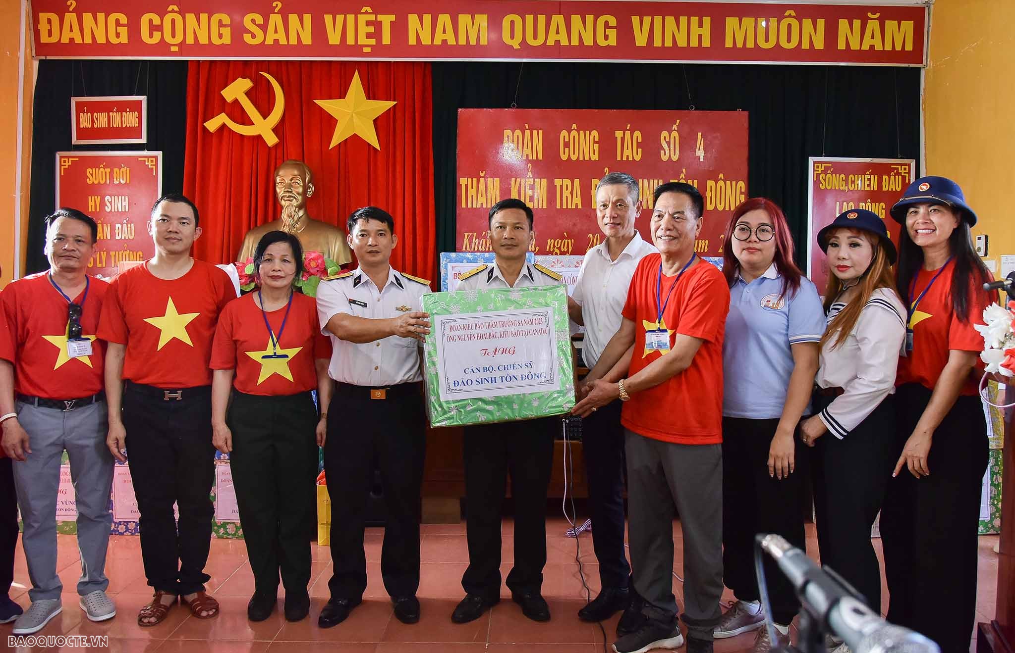 Tham dự chương trình, hưởng ứng lời kêu gọi của Ủy ban Nhà nước về NVNONN, bà con kiều bào tại nhiều địa bàn đã tích cực đóng góp nguồn kinh phí quan trọng để ủng hộ chương trình “Xanh hóa Trường Sa” và quà tặng là những hiện vật thiết yếu hỗ trợ đời sống, công tác của quân, dân huyện đảo Trường Sa và Nhà giàn DK1. Tham dự chương trình, hưởng ứng lời kêu gọi của Ủy ban Nhà nước về NVNONN, bà con kiều bào tại nhiều địa bàn đã tích cực đóng góp nguồn kinh phí quan trọng để ủng hộ chương trình “Xanh hóa Trường Sa” và quà tặng là những hiện vật thiết yếu hỗ trợ đời sống, công tác của quân, dân huyện đảo Trường Sa và Nhà giàn DK1.