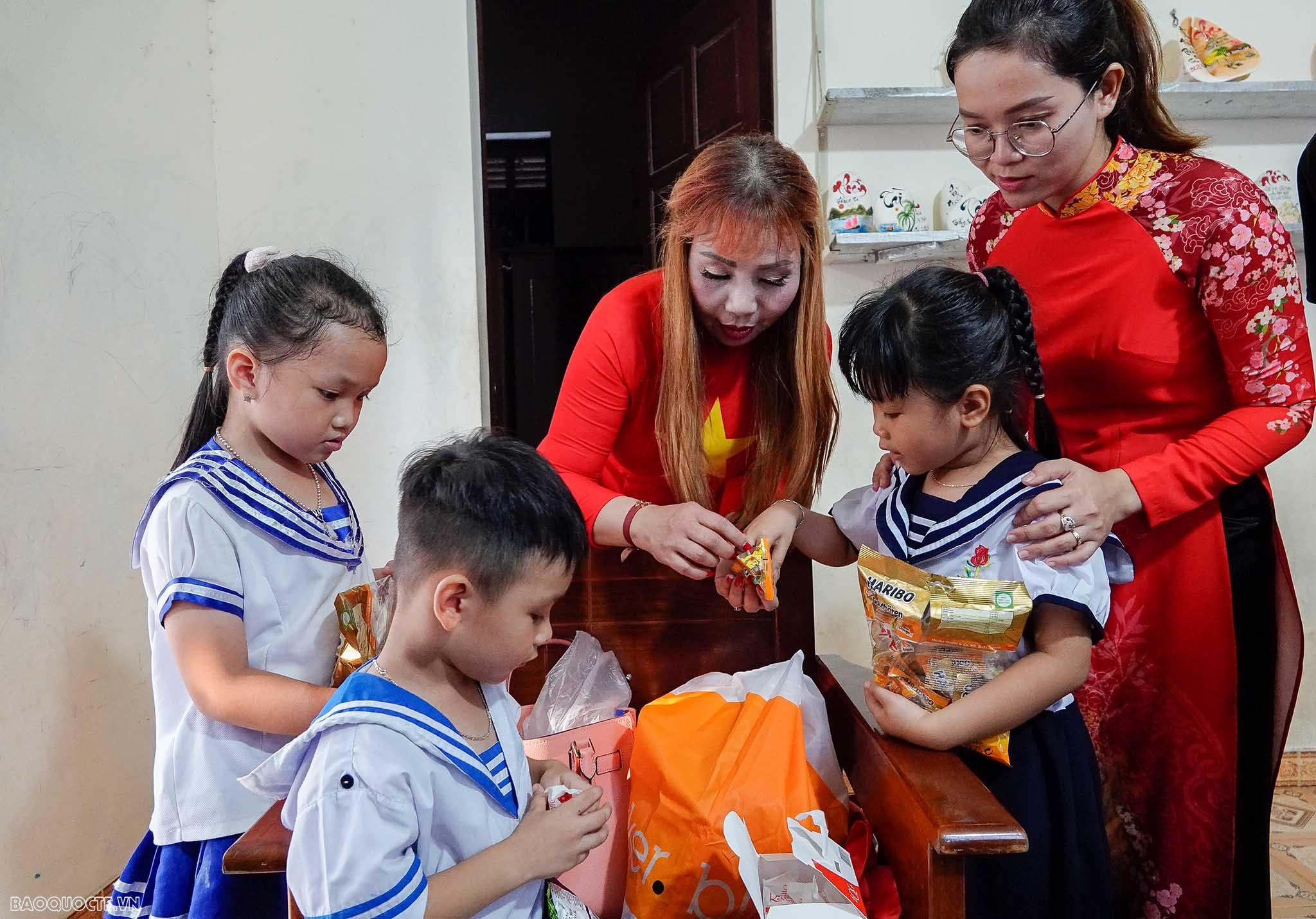Hình ảnh đoàn kiều bào thăm và tặng quà quân dân quần đảo Trường Sa và Nhà giàn DK1 Hình ảnh Đoàn công tác số 4, đại biểu kiều bào thăm và tặng quà quân dân quần đảo Trường Sa, Nhà giàn DK1