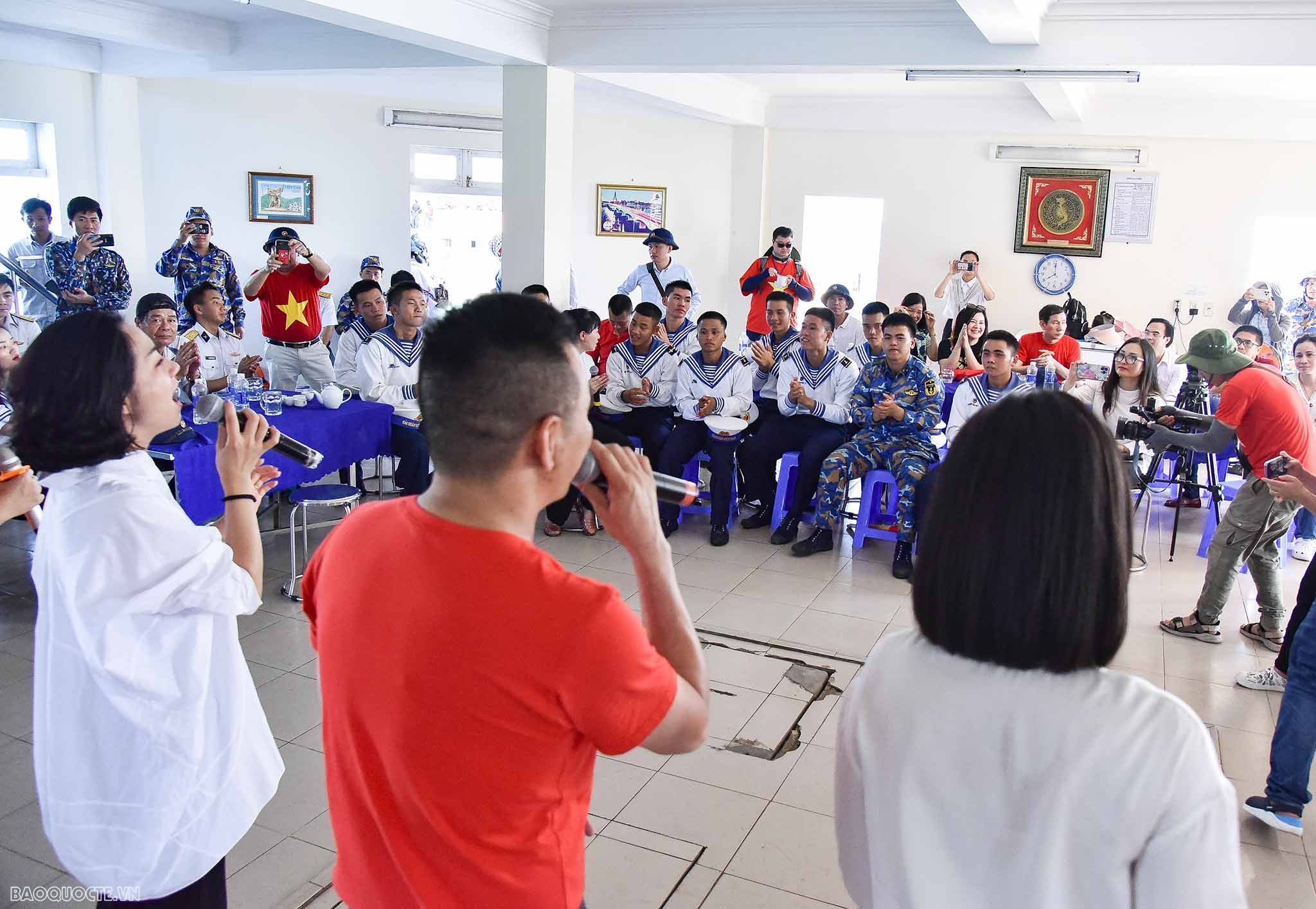 Hình ảnh đoàn kiều bào thăm và tặng quà quân dân quần đảo Trường Sa và Nhà giàn DK1 Hình ảnh Đoàn công tác số 4, đại biểu kiều bào thăm và tặng quà quân dân quần đảo Trường Sa, Nhà giàn DK1
