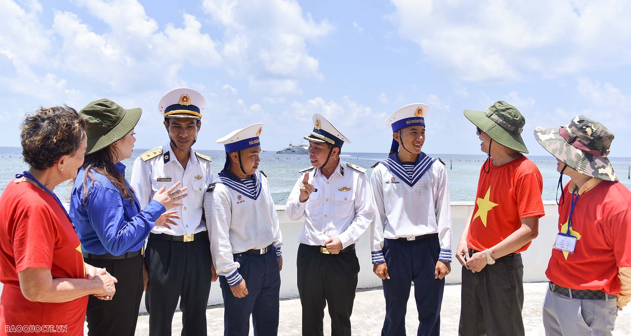 Hình ảnh đoàn kiều bào thăm và tặng quà quân dân quần đảo Trường Sa và Nhà giàn DK1 Hình ảnh Đoàn công tác số 4, đại biểu kiều bào thăm và tặng quà quân dân quần đảo Trường Sa, Nhà giàn DK1