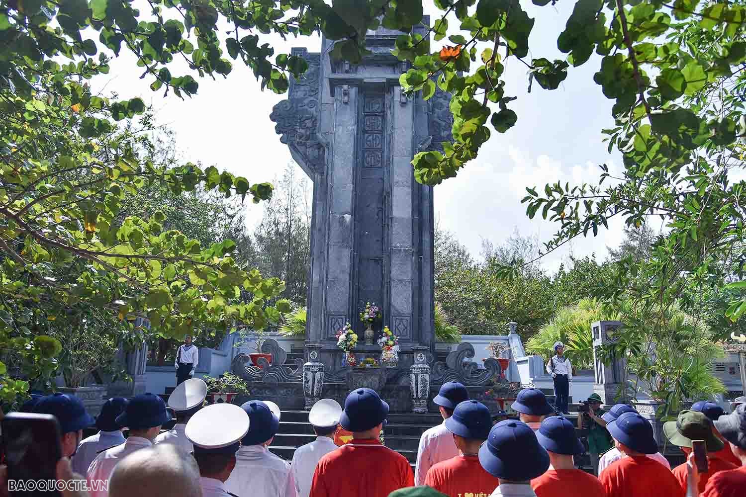Đoàn đã tham dự lễ chào cờ thiêng liêng, dâng hương tại Đài tưởng niệm các anh hùng liệt sĩ, tại Nhà tưởng niệm Chủ tịch Hồ Chí Minh, dự lễ cầu siêu và tưởng niệm các anh hùng liệt sỹ hy sinh vì sự nghiệp bảo vệ chủ quyền biển đảo Tổ quốc trên đảo Trường Sa. Đoàn đã tham dự lễ chào cờ thiêng liêng, dâng hương tại Đài tưởng niệm các anh hùng liệt sĩ, tại Nhà tưởng niệm Chủ tịch Hồ Chí Minh, dự lễ cầu siêu và tưởng niệm các anh hùng liệt sỹ hy sinh vì sự nghiệp bảo vệ chủ quyền biển đảo Tổ quốc trên đảo Trường Sa.