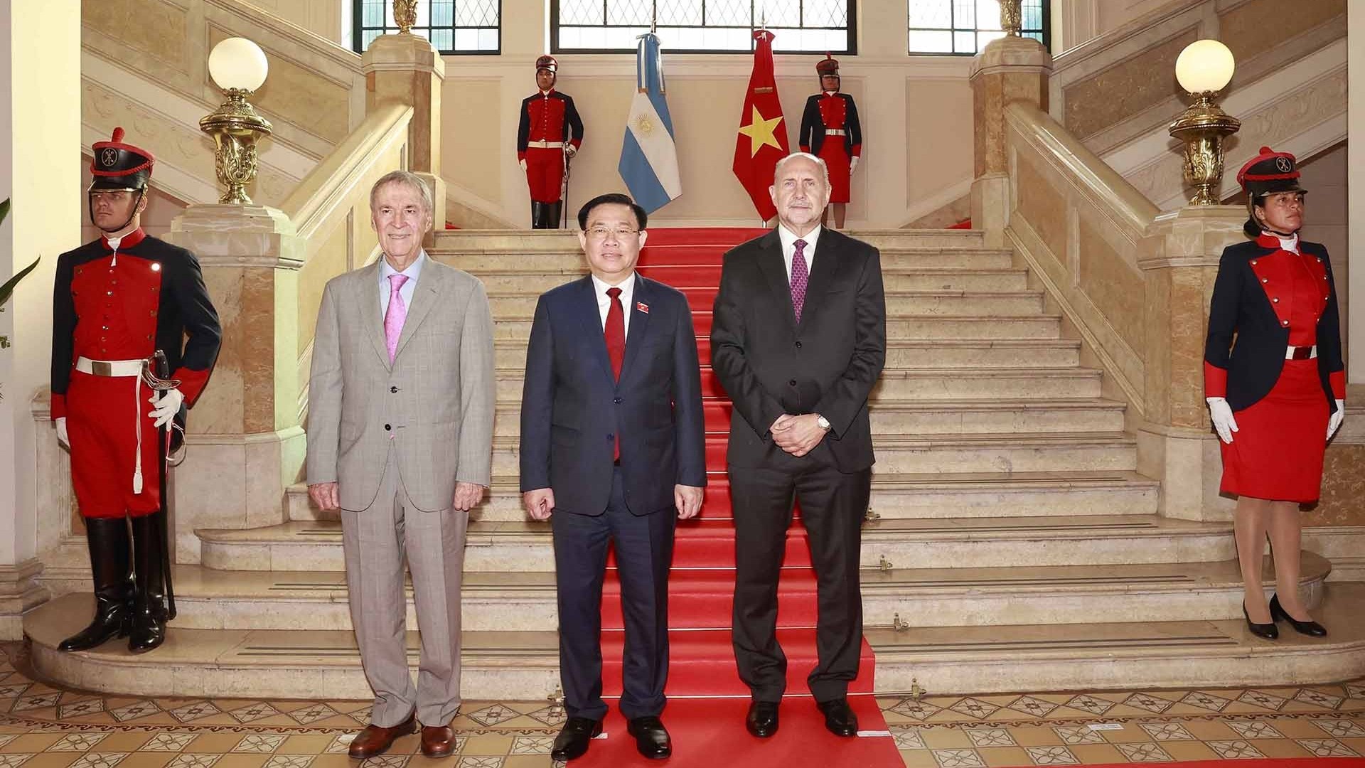 Chủ tịch Quốc hội Vương Đình Huệ gặp Thống đốc 3 tỉnh tam giác kinh tế khu vực trung tâm Argentina