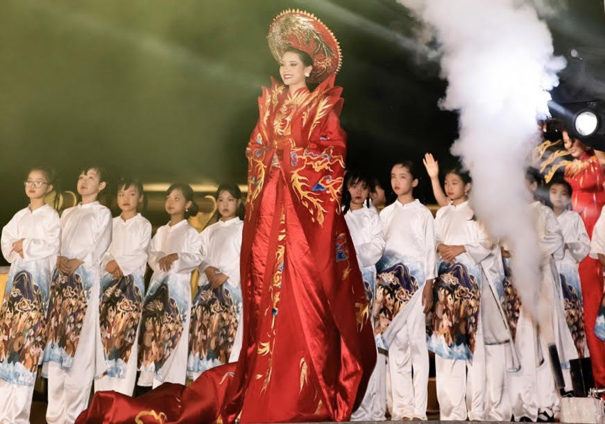 'Linh thiêng nguồn cội' – Bộ sưu tập áo dài 'kể' câu chuyện văn hóa Việt