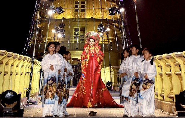 'Linh thiêng nguồn cội' – Bộ sưu tập áo dài 'kể' câu chuyện văn hóa Việt
