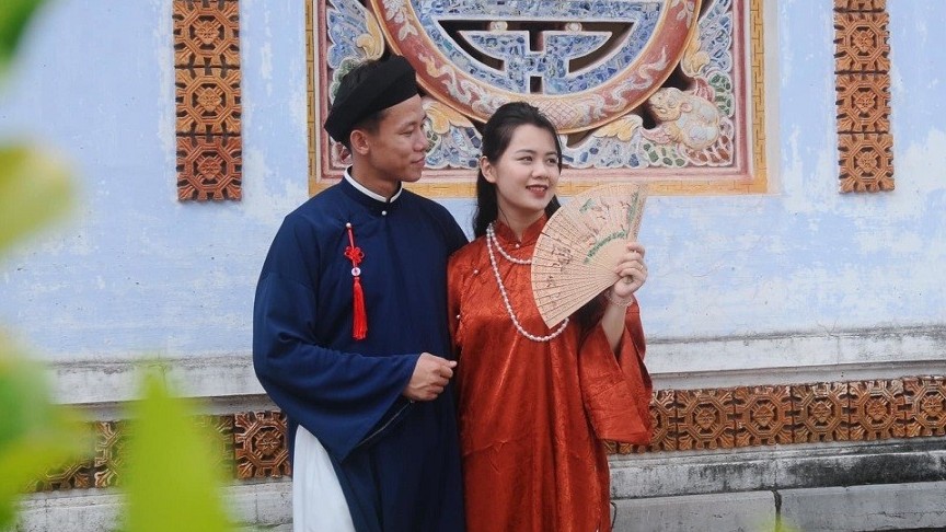 Vợ chồng trung vệ Quế Ngọc Hải mặc áo dài kiểu xưa, đi guốc mộc thực hiện bộ ảnh tại Đại nội Huế
