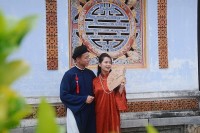 Vợ chồng trung vệ Quế Ngọc Hải mặc áo dài kiểu xưa, đi guốc mộc thực hiện bộ ảnh tại Đại nội Huế