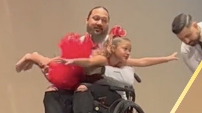 Câu chuyện cảm động về người cha ngồi xe lăn khiêu vũ cùng con gái nhỏ