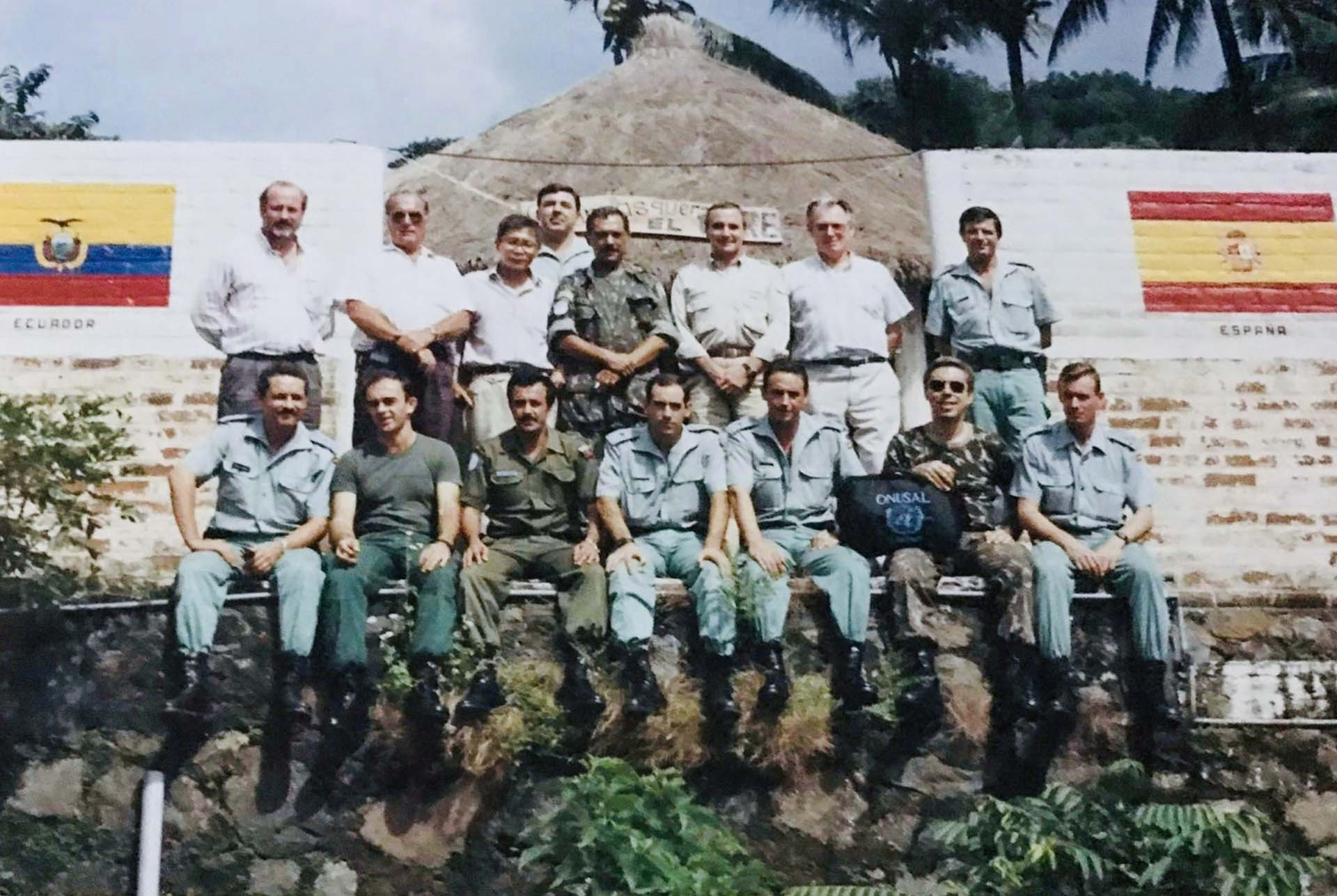 Ông Nguyễn Hữu Động (hàng trên, thứ ba, từ trái) khi là Điều phối viên khu vực, Phái bộ quan sát tại El Salvador, Phái bộ gìn giữ hòa bình và nhân quyền LHQ, năm 1992 tại El Salvador. (Ảnh: NVCC)