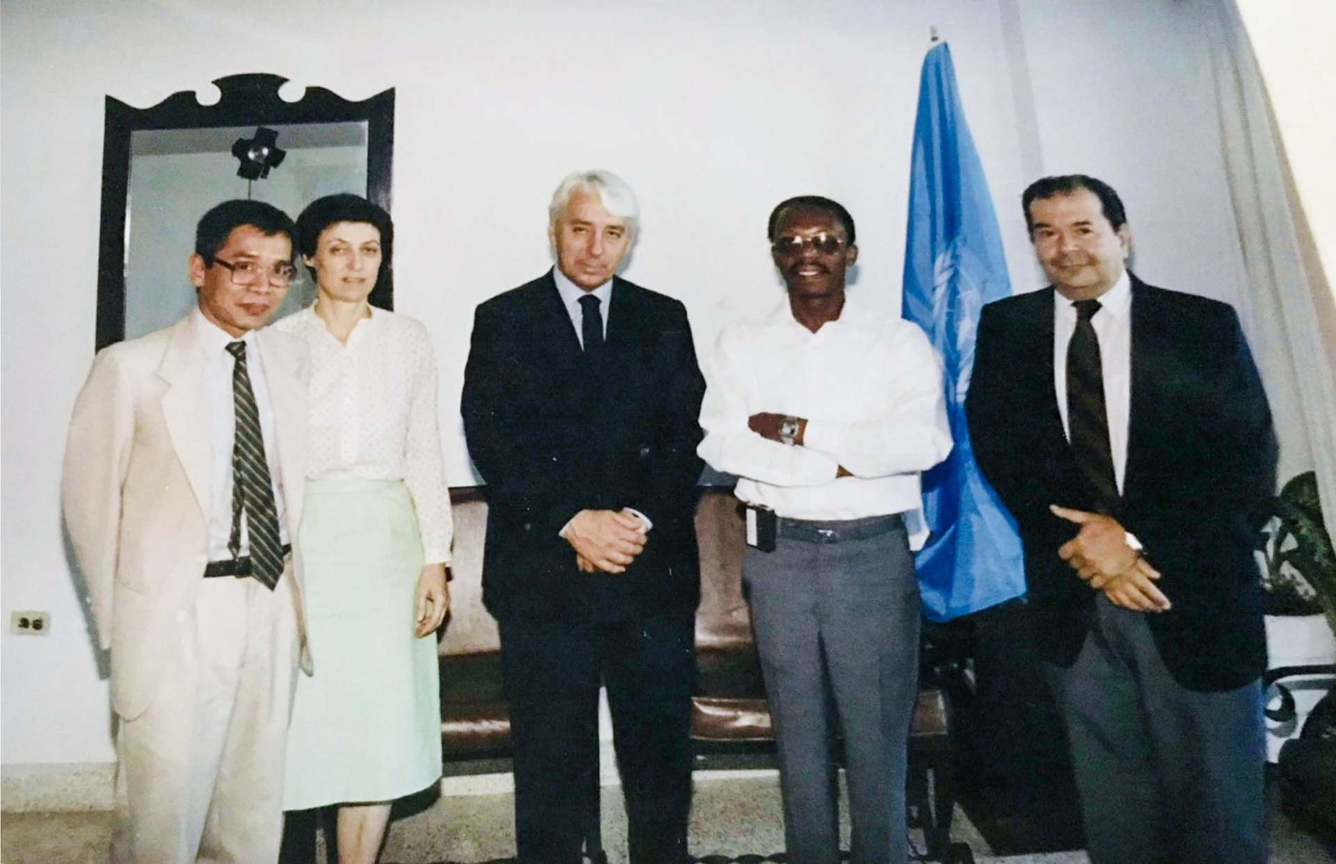 Ông Nguyễn Hữu Động (ngoài cùng, bên trái) khi là cán bộ chính trị kiêm Phó Trưởng Ban bầu cử, Phái bộ Quan sát tại Haiti cùng Tổng thống Haiti đắc cử Jean - Bertrand Aristide (thứ hai, từ phải) năm 1991. (Ảnh: NVCC)