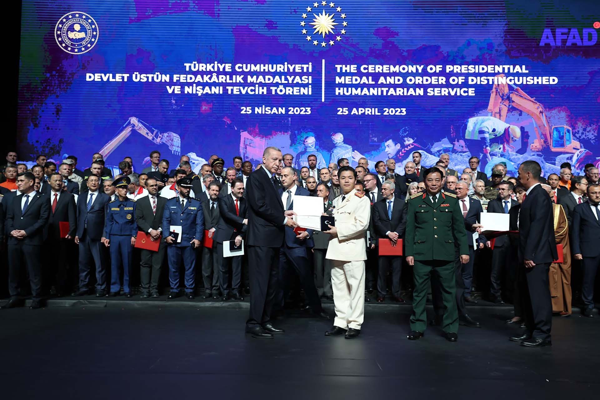 Tổng thống Thổ Nhĩ Kỳ Recep Tayyip Erdogan trao huân chương và giấy chứng nhận tặng Đại tá Nguyễn Minh Khương.