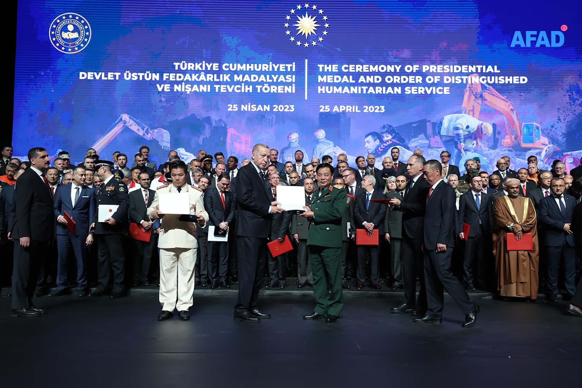 Tổng thống Thổ Nhĩ Kỳ Recep Tayyip Erdogan trao huân chương và giấy chứng nhận tặng Thiếu tướng Phạm Văn Tỵ.