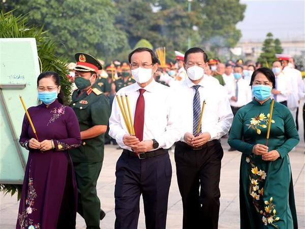 Ho Chi Minh City leaders pay tribute to martyrs ahead of National Reunification Day