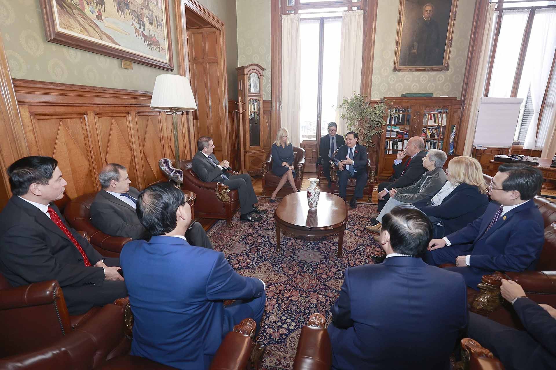 Chủ tịch Quốc hội Vương Đình Huệ hội đàm với Chủ tịch Thượng viện và Hạ viện Đông Uruguay