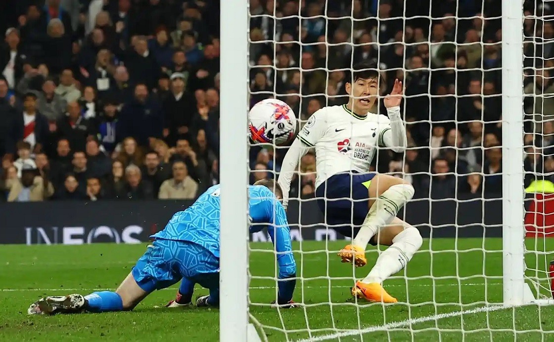 Son Heung Min ghi bàn cho Tottenham trong trận đấu với Man Utd ở Ngoại hạng Anh. (Nguồn: Reuters)