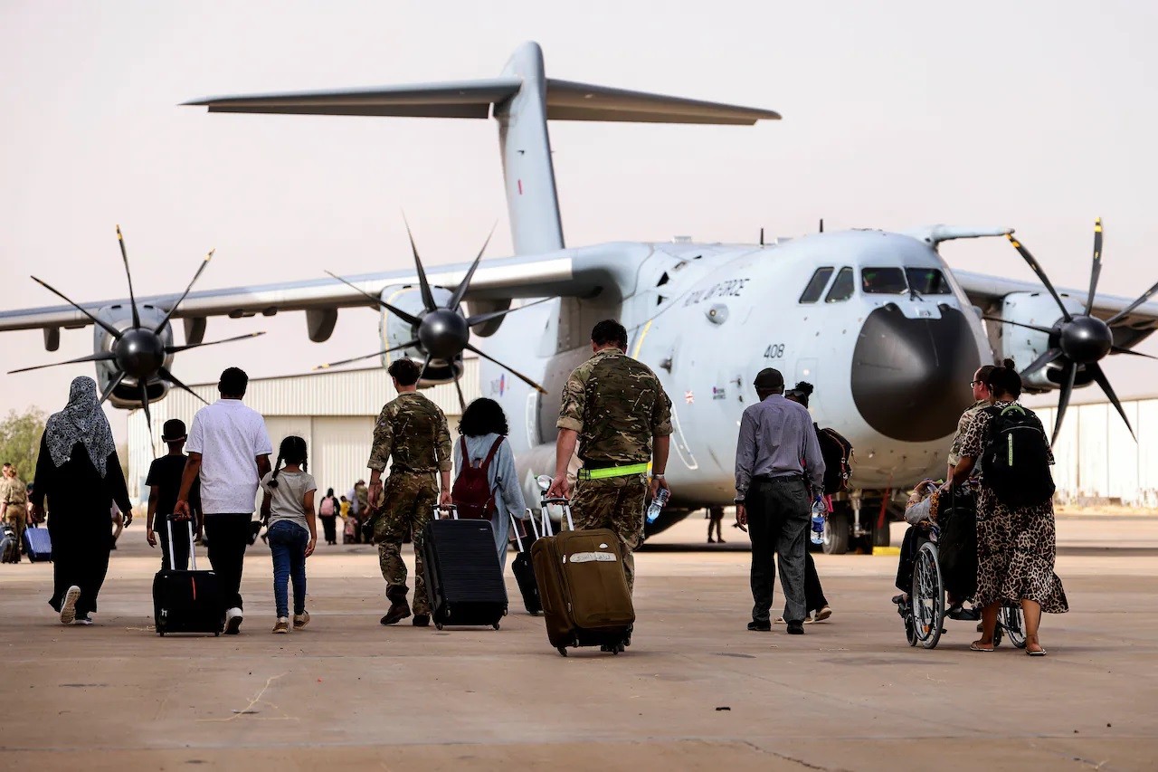 (04.28) Các nước đang đẩy nhanh chiến dịch sơ tán công dân tại Sudan - Ảnh: Công dân Anh di chuyển lên máy bay của Không quân Hoàng gia nước này tại Waidi Seina, Sudan ngày 27/4 để tới Cyprus. (Nguồn: Bộ Quốc phòng Anh)
