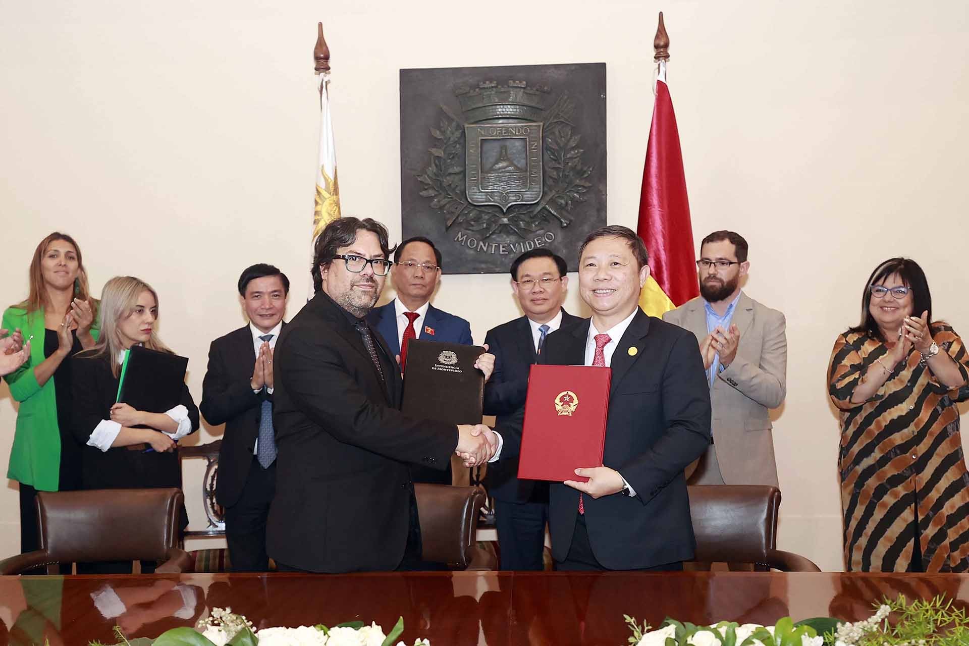 Chủ tịch Quốc hội Vương Đình Huệ chứng kiến Lễ ký ý định thư hợp tác giữa TP. Hồ Chí Minh và TP. Montevideo. (Nguồn: TTXVN)