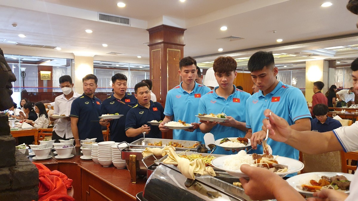 U22 Việt Nam ở khách sạn cùng 15 đội nam, nữ khác (chủ nhà Campuchia ở riêng). Các đội được ăn buffet ba bữa trong ngày với thực đơn đa dạng.