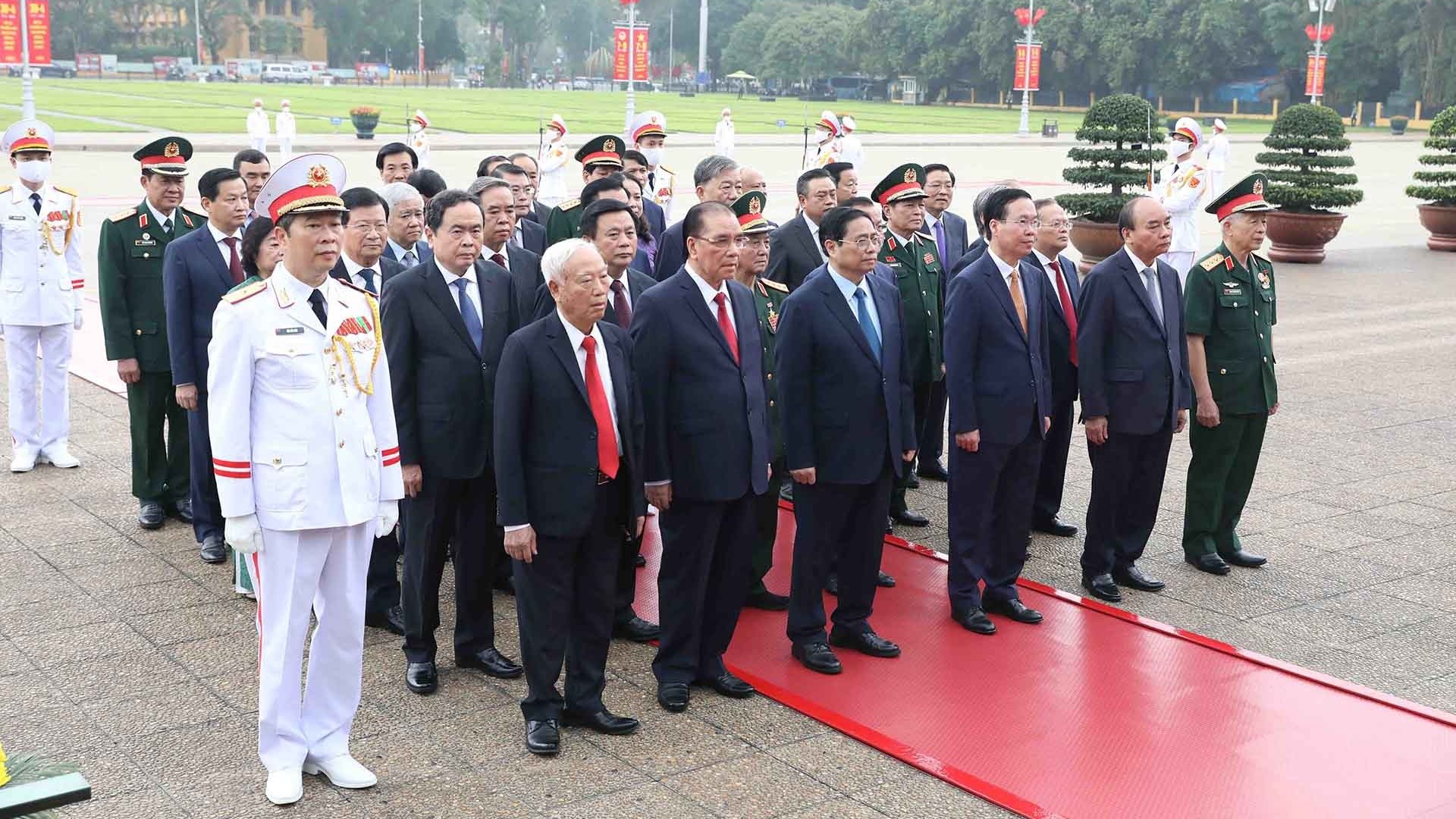 Lãnh đạo Đảng, Nhà nước vào Lăng viếng Chủ tịch Hồ Chí Minh nhân kỷ niệm 48 năm thống nhất đất nước