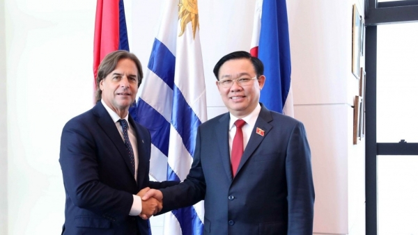 NA Chairman Vuong Dinh Hue has meeting with Uruguayan President