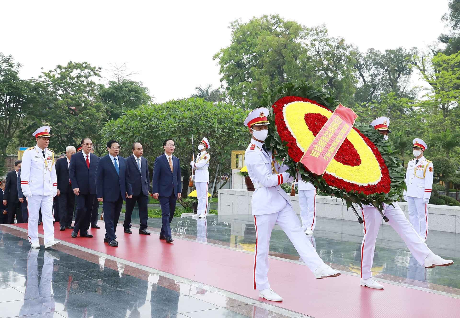 Đoàn đại biểu lãnh đạo Đảng, Nhà nước đến đặt vòng hoa tại Đài tưởng niệm các Anh hùng liệt sĩ. (Nguồn: TTXVN)
