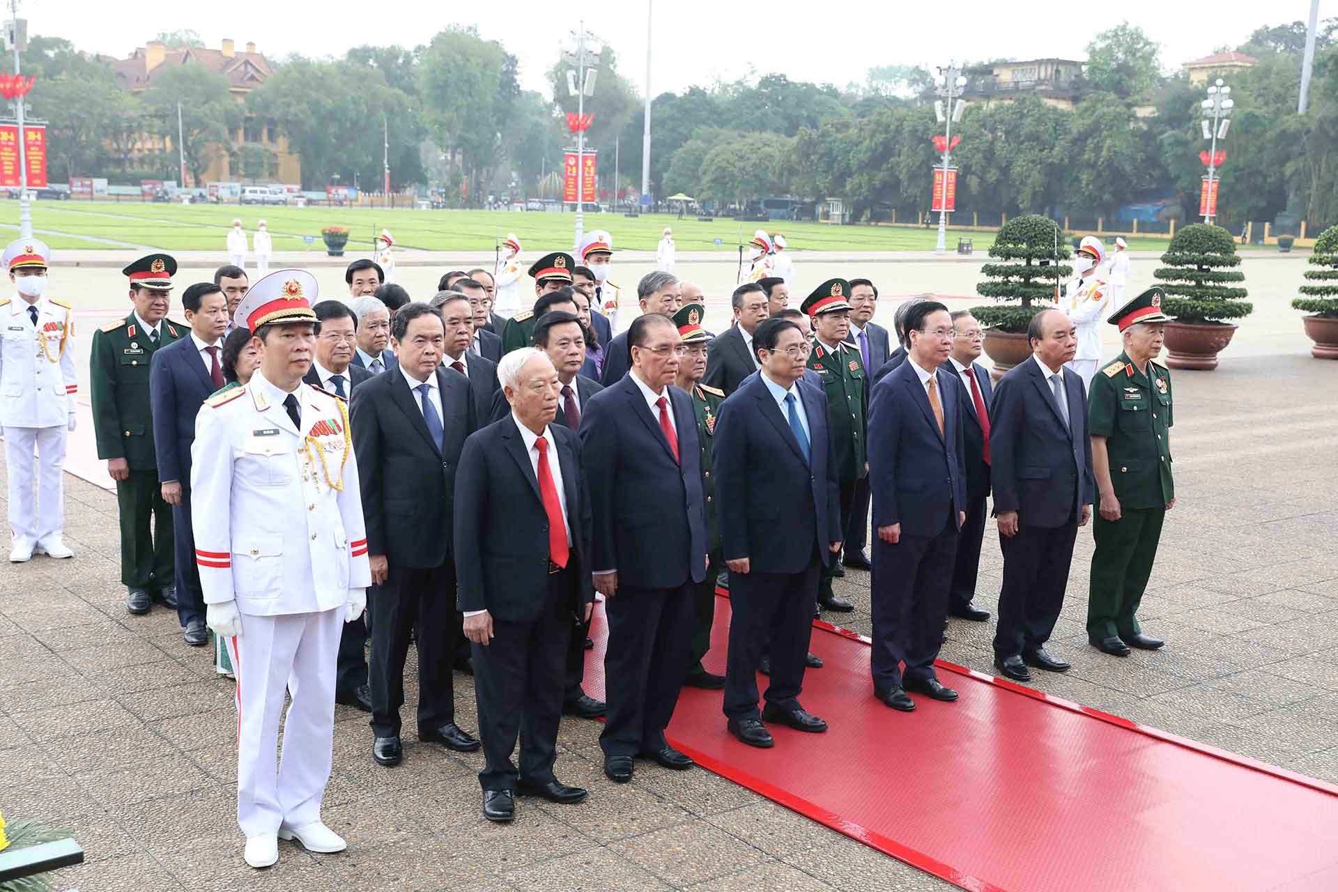 Các đồng chí lãnh đạo, nguyên lãnh đạo Đảng, Nhà nước thành kính tưởng nhớ Chủ tịch Hồ Chí Minh. (Nguồn: TTXVN)