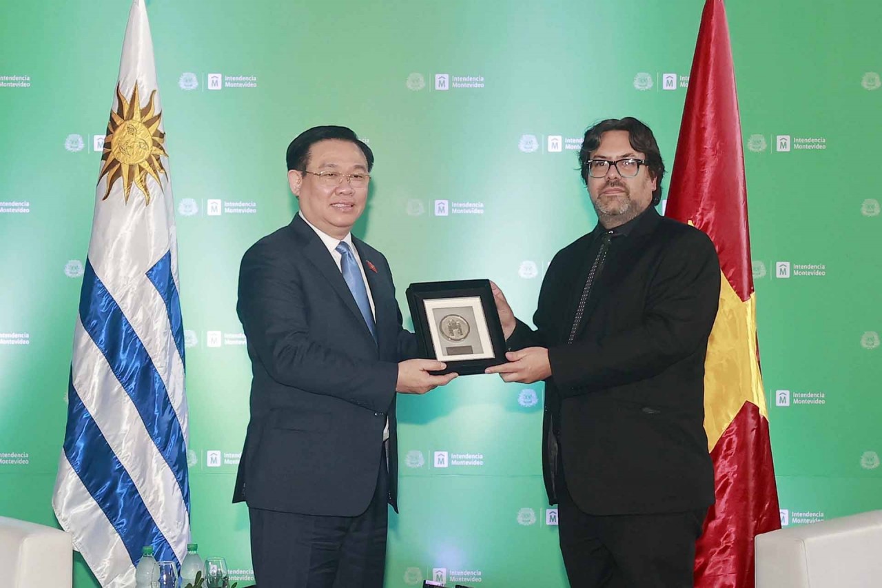 NA Chairman meets leader of Montevideo, capital city of Uruguay