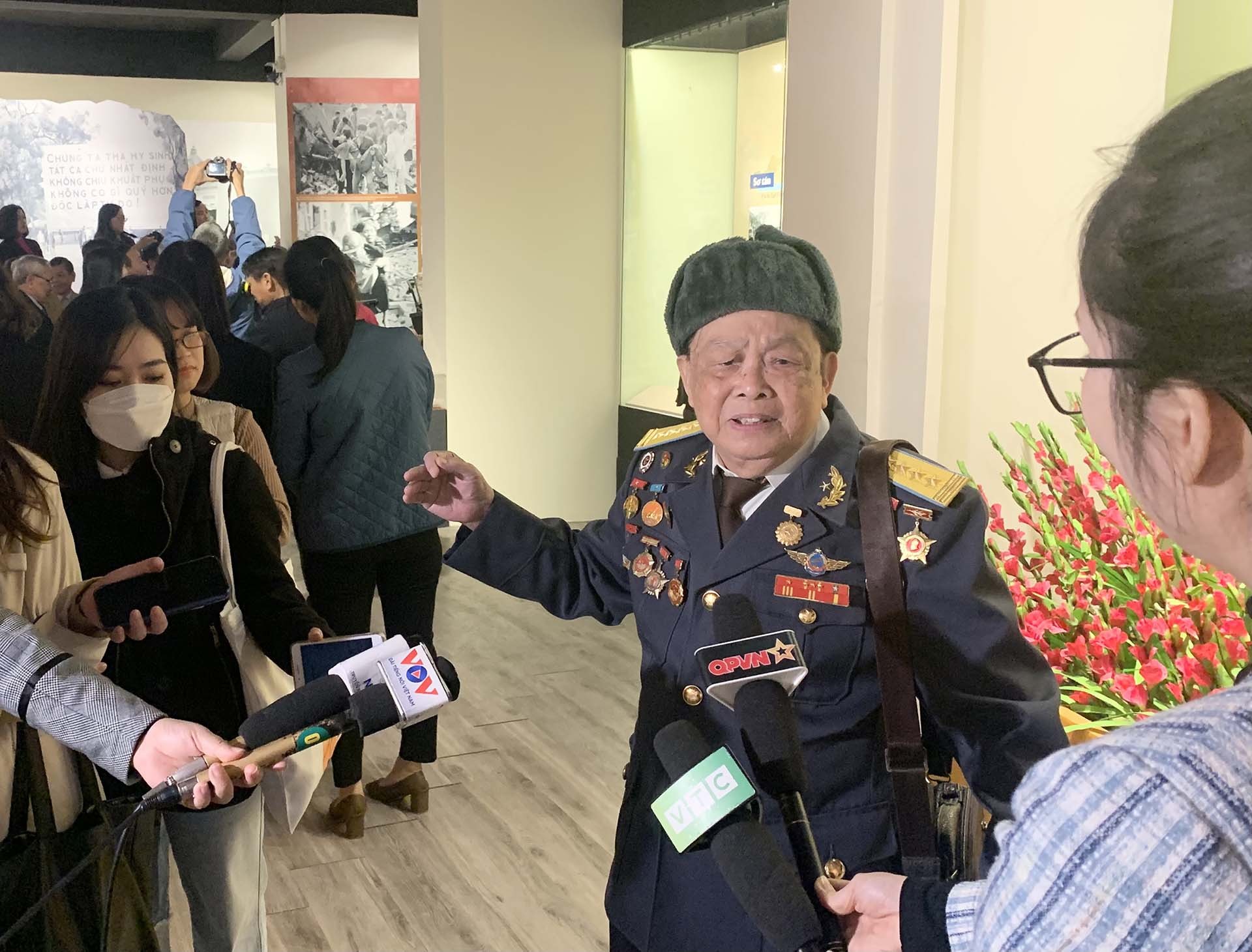 Đại tá Nguyễn Xuân Mai chia sẻ về lịch sử tại Bảo tàng Lịch sử quốc gia. (Ảnh: Hà Anh)