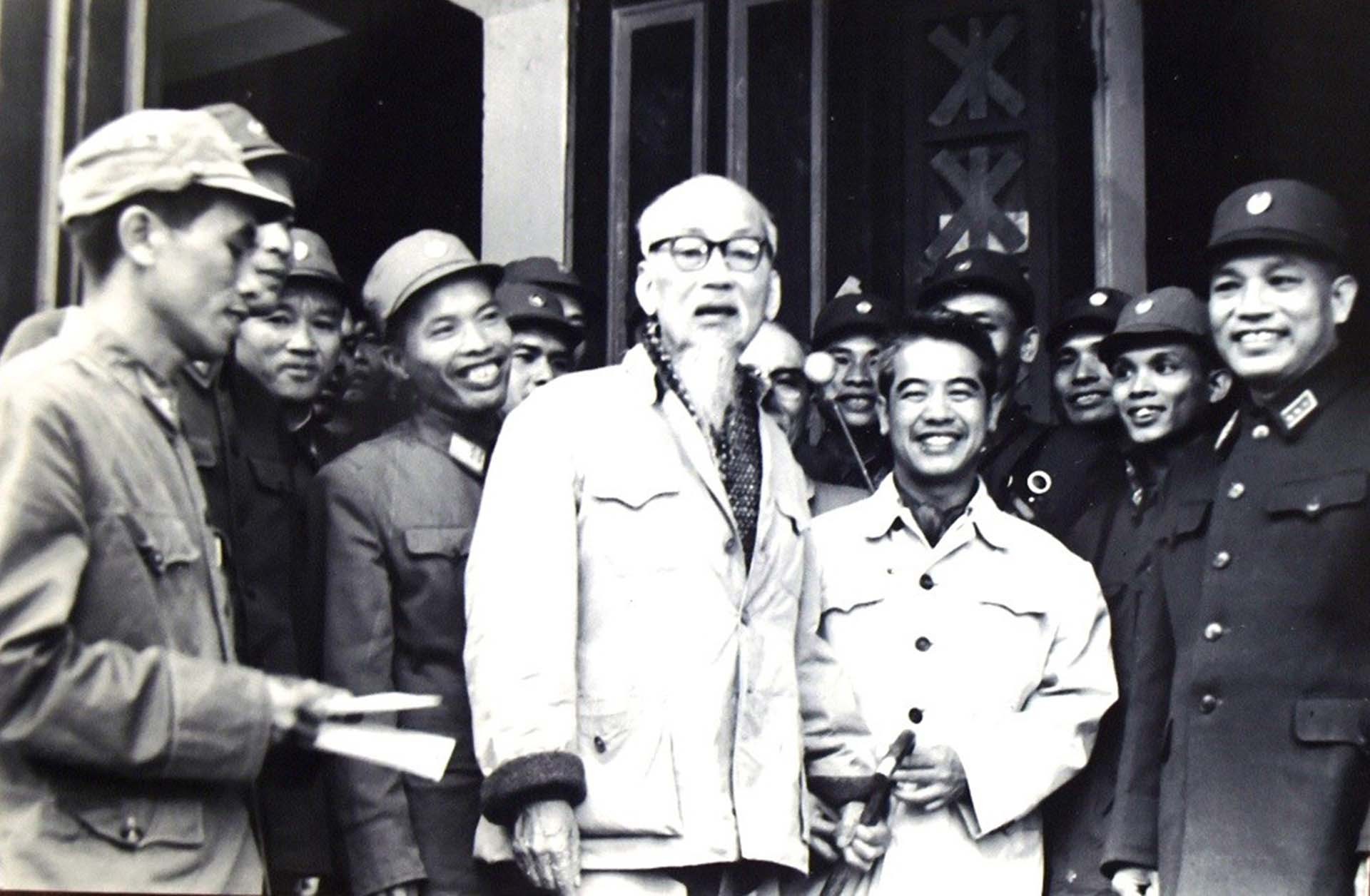 Bức ảnh Đại tá Nguyễn Xuân Mai (người thứ hai, từ phải) chụp cùng Bác Hồ, tháng 1/1969. (Ảnh: NVCC)